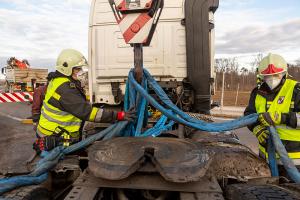 Kollision zwischen Pkw und Lkw fordert ein Todesopfer