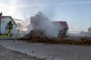 Pferdemist in einer Lagerhalle in Brand geraten