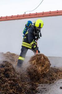 Pferdemist in einer Lagerhalle in Brand geraten