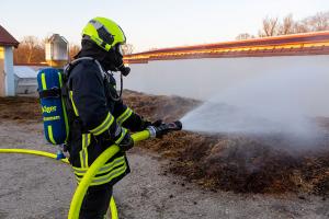 Pferdemist in einer Lagerhalle in Brand geraten