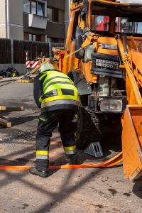 Unimog stürzt in einem Kreisverkehr um und durchbricht eine Lärmschutzwand