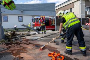 Unimog stürzt in einem Kreisverkehr um und durchbricht eine Lärmschutzwand
