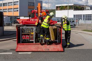 Unimog stürzt in einem Kreisverkehr um und durchbricht eine Lärmschutzwand