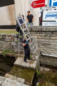 Entenkücken von der Feuerwehr gerettet