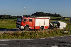 Schwerer Unfall auf der B37 - Pkw prallt gegen einen Lkw