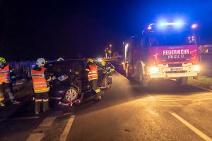 Elektrofahrzeug landet nach Unfall im Maisfeld