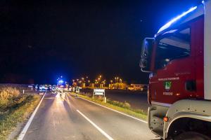 Elektrofahrzeug landet nach Unfall im Maisfeld