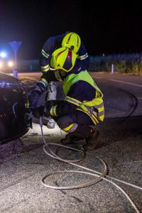 Elektrofahrzeug landet nach Unfall im Maisfeld