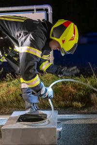Elektrofahrzeug landet nach Unfall im Maisfeld