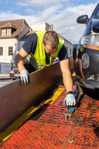 Zwei beschädigte Fahrzeuge nach Unfall bei der Wachaubrücke