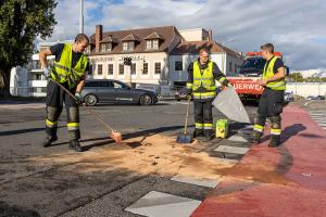 Zwei beschädigte Fahrzeuge nach Unfall bei der Wachaubrücke