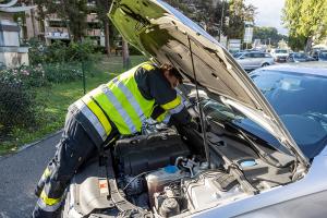 Zwei beschädigte Fahrzeuge nach Unfall bei der Wachaubrücke