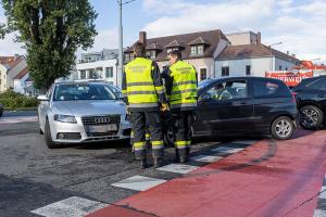 Zwei beschädigte Fahrzeuge nach Unfall bei der Wachaubrücke