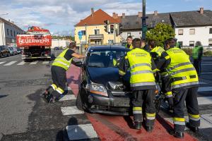 Zwei beschädigte Fahrzeuge nach Unfall bei der Wachaubrücke