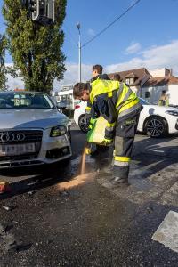 Zwei beschädigte Fahrzeuge nach Unfall bei der Wachaubrücke