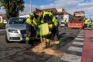 Zwei beschädigte Fahrzeuge nach Unfall bei der Wachaubrücke
