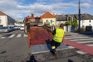 Zwei beschädigte Fahrzeuge nach Unfall bei der Wachaubrücke