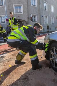 Zwei beschädigte Fahrzeuge nach Unfall bei der Wachaubrücke