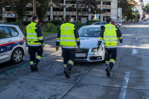 Zwei beschädigte Fahrzeuge nach Unfall bei der Wachaubrücke
