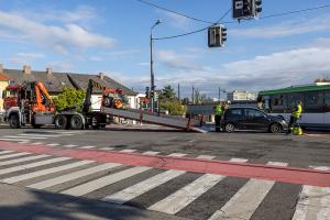 Zwei beschädigte Fahrzeuge nach Unfall bei der Wachaubrücke