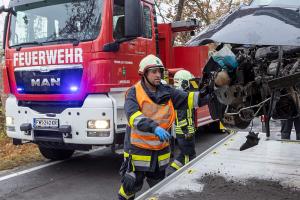 Frontalzusammenstoß zweier Fahrzeuge auf der L43