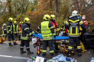 Frontalzusammenstoß zweier Fahrzeuge auf der L43
