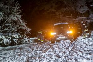 Fahrzeuge stecken in der 180 Grad Kurve in der Kremsleithen im Schnee