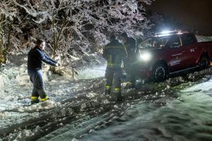Fahrzeuge stecken in der 180 Grad Kurve in der Kremsleithen im Schnee