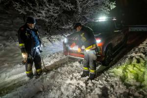 Fahrzeuge stecken in der 180 Grad Kurve in der Kremsleithen im Schnee