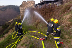 Unterstand für Maschinen und Geräte neben der Ruine Senftenmberg in Vollbrand
