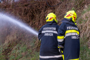 Unterstand für Maschinen und Geräte neben der Ruine Senftenmberg in Vollbrand