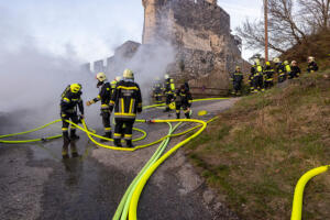 Unterstand für Maschinen und Geräte neben der Ruine Senftenmberg in Vollbrand