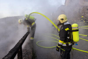 Unterstand für Maschinen und Geräte neben der Ruine Senftenmberg in Vollbrand