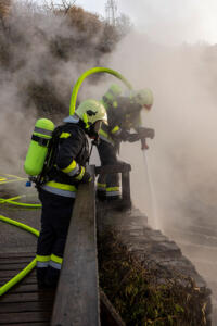 Unterstand für Maschinen und Geräte neben der Ruine Senftenmberg in Vollbrand