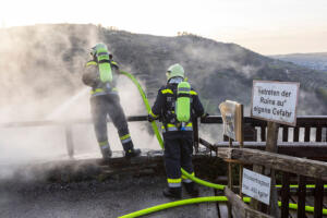Unterstand für Maschinen und Geräte neben der Ruine Senftenmberg in Vollbrand