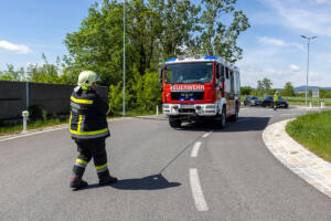 Pkw hängt im Straßengraben beim Gneixendorfer Kreisverkehr