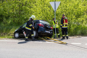 Pkw hängt im Straßengraben beim Gneixendorfer Kreisverkehr