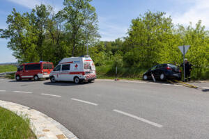 Pkw hängt im Straßengraben beim Gneixendorfer Kreisverkehr