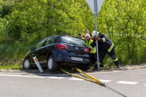 Pkw hängt im Straßengraben beim Gneixendorfer Kreisverkehr