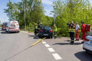Pkw hängt im Straßengraben beim Gneixendorfer Kreisverkehr