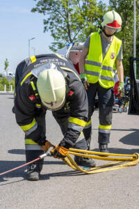 Pkw hängt im Straßengraben beim Gneixendorfer Kreisverkehr