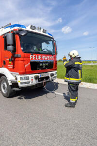 Pkw hängt im Straßengraben beim Gneixendorfer Kreisverkehr