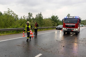 Im strömenden Regen gegen die Leitschiene - Totalschaden