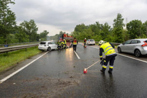 Im strömenden Regen gegen die Leitschiene - Totalschaden