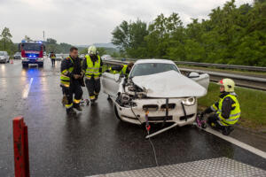 Im strömenden Regen gegen die Leitschiene - Totalschaden