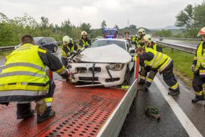 Im strömenden Regen gegen die Leitschiene - Totalschaden
