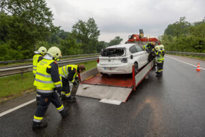 Im strömenden Regen gegen die Leitschiene - Totalschaden