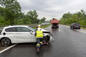 Im strömenden Regen gegen die Leitschiene - Totalschaden