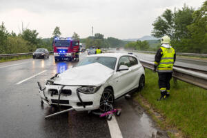 Im strömenden Regen gegen die Leitschiene - Totalschaden