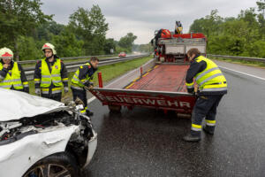Im strömenden Regen gegen die Leitschiene - Totalschaden
